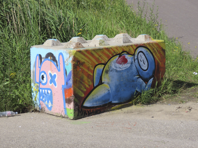 901826 Afbeelding van een met graffiti bespoten betonblok op de tijdelijke graffitivrijplaats ('De Kuil van Leidsche ...